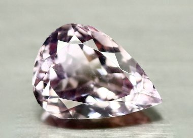 Gri arkaplanda doğal ametri