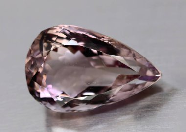 Gri arkaplanda doğal ametri