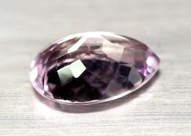 Gri arkaplanda doğal ametri