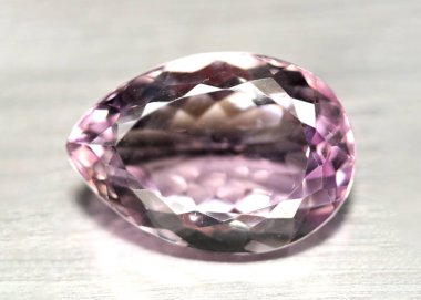 Gri arkaplanda doğal ametri