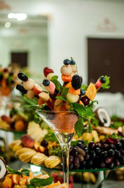 Düğün büfesinde meyve dilimleme