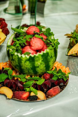 Düğün büfesinde karpuz