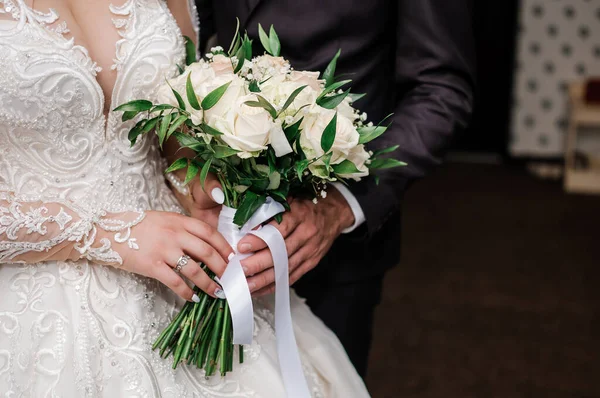 花嫁と新郎が白いバラの花束を持って — ストック写真