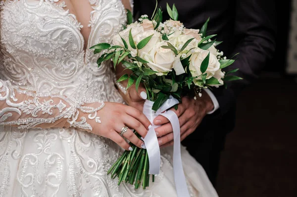 Noiva Noivo Segurando Buquê Rosas Brancas — Fotografia de Stock