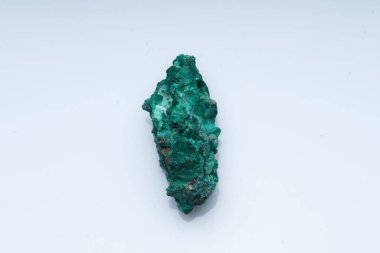 Beyaz arka planda Malachite yeşil cevheri. Doğal yeşil malakit.