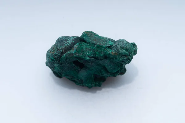 白色背景上的孔雀石绿色矿石 天然绿色孔雀石 — 图库照片