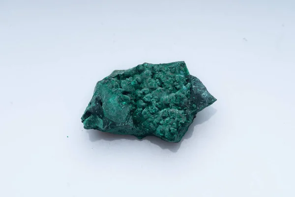 白を基調としたマラカイトグリーン鉱石 天然緑マラカイト — ストック写真
