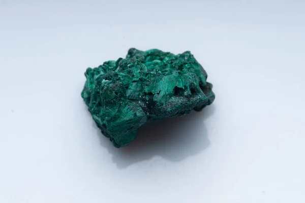 Mineral Verde Malaquita Sobre Fondo Blanco Malaquita Verde Natural — Foto de Stock