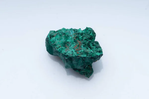 白色背景上的孔雀石绿色矿石 天然绿色孔雀石 — 图库照片