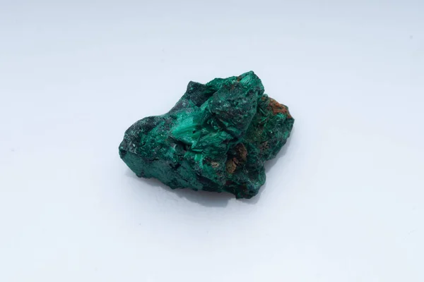 Minerale Verde Malachite Fondo Bianco Malachite Verde Naturale — Foto Stock