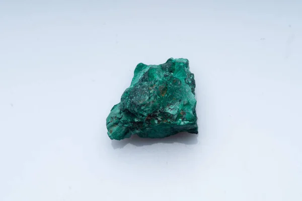 Mineral Verde Malaquita Sobre Fondo Blanco Malaquita Verde Natural — Foto de Stock