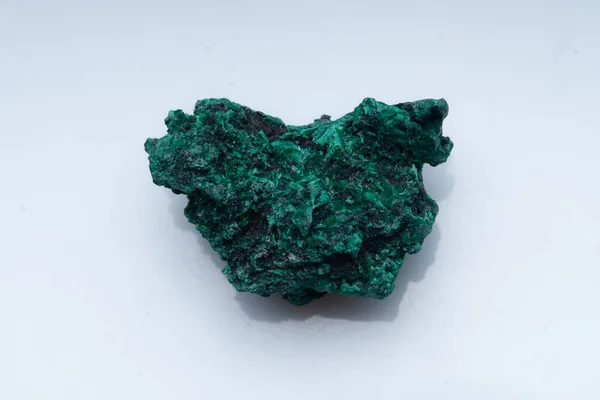 하얀 배경에는 말라카이트그린 광석이 있다. 천연 녹색 공작석 — 스톡 사진