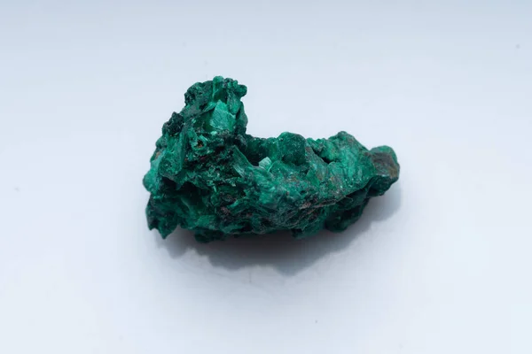 하얀 배경에는 말라카이트그린 광석이 있다. 천연 녹색 공작석 — 스톡 사진
