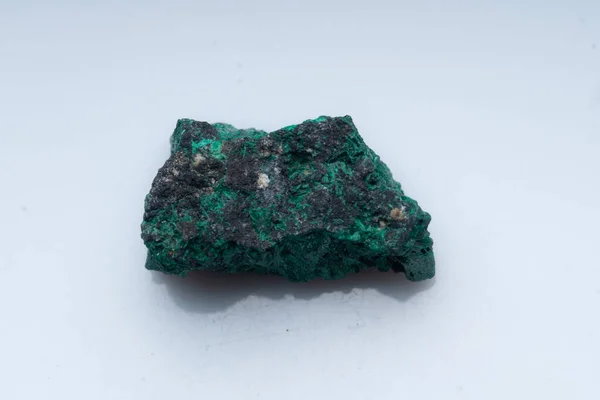 Mineral verde malaquita sobre fondo blanco. Malaquita verde natural —  Fotos de Stock