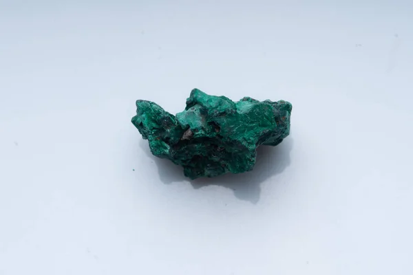 白色背景上的孔雀石绿色矿石。天然绿色孔雀石 — 图库照片