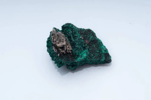 Mineral verde malaquita sobre fondo blanco. Malaquita verde natural — Foto de Stock