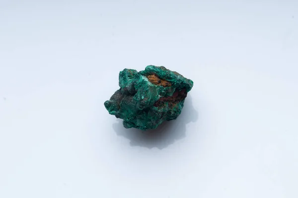 Mineral verde malaquita sobre fondo blanco. Malaquita verde natural — Foto de Stock