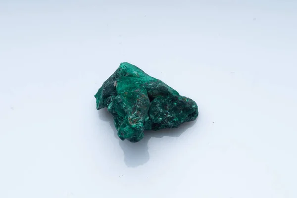 Mineral verde malaquita sobre fondo blanco. Malaquita verde natural —  Fotos de Stock