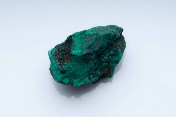 Minerale verde malachite su fondo bianco. Malachite verde naturale — Foto Stock