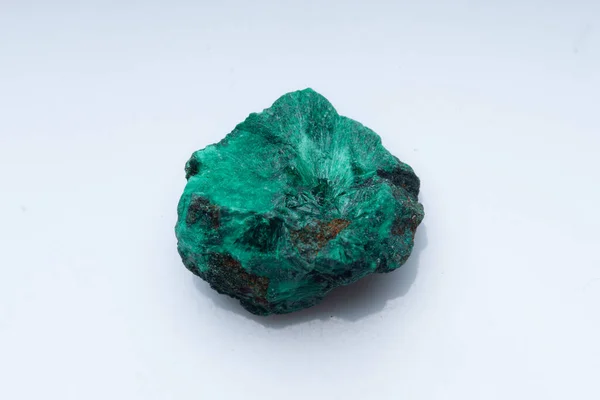 Mineral verde malaquita sobre fondo blanco. Malaquita verde natural —  Fotos de Stock