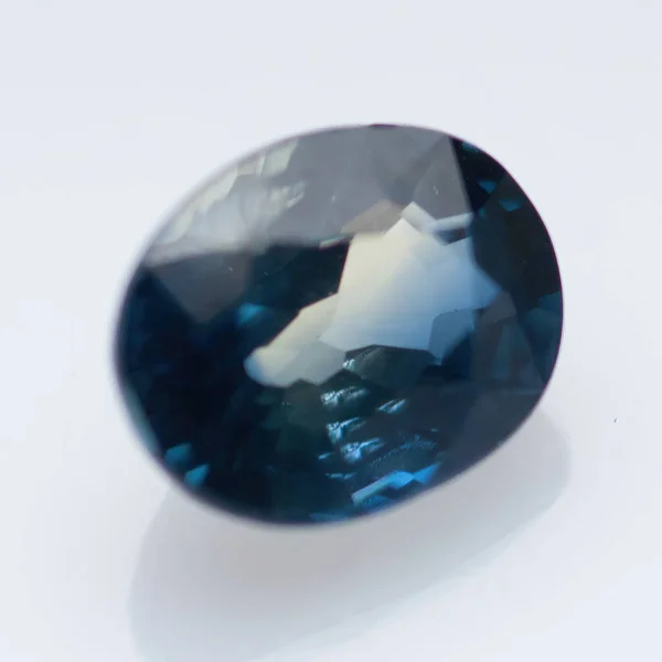 白色背景上的天然蓝色蓝宝石 — 图库照片