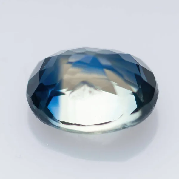 Natürlicher Blauer Saphir Auf Weißem Hintergrund — Stockfoto