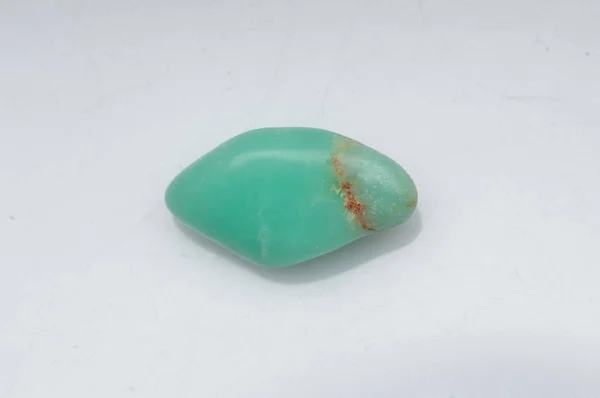 Přírodní Chrysoprase Kámen Bílém Pozadí — Stock fotografie