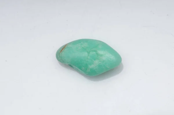 Přírodní Chrysoprase Kámen Bílém Pozadí — Stock fotografie