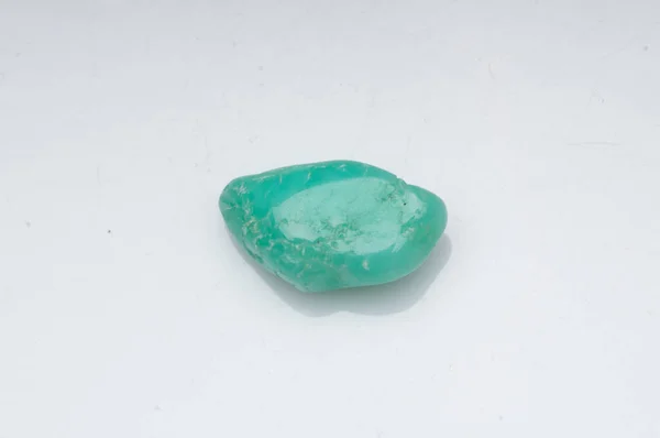 Természetes Chrysoprase Fehér Alapon — Stock Fotó