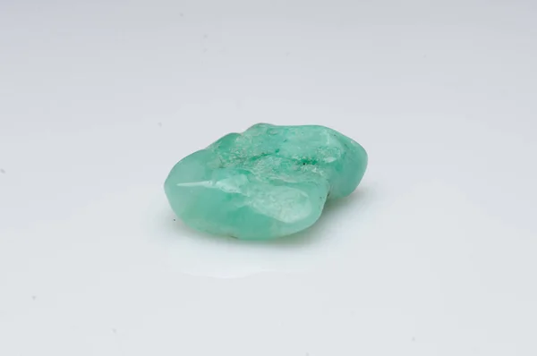 Přírodní Chrysoprase Kámen Bílém Pozadí — Stock fotografie