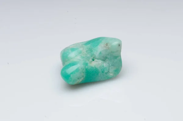 Přírodní Chrysoprase Kámen Bílém Pozadí — Stock fotografie