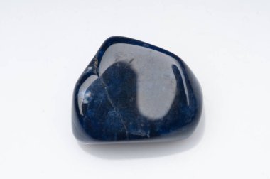 Beyaz arkaplanda doğal sodalit