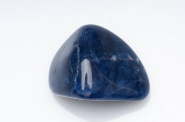 Beyaz arkaplanda doğal sodalit