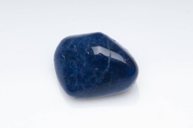 Beyaz arkaplanda doğal sodalit