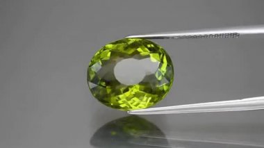 Gri arkaplanda doğal yeşil turmalin