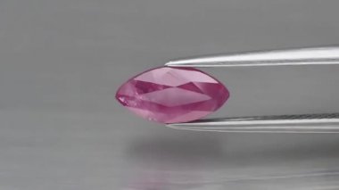 Gri arkaplanda doğal yakut