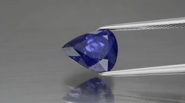 Gri arkaplanda doğal mavi safir.