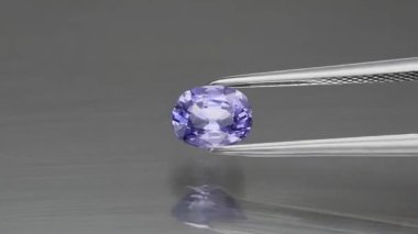 Gri arkaplanda doğal mavi safir.