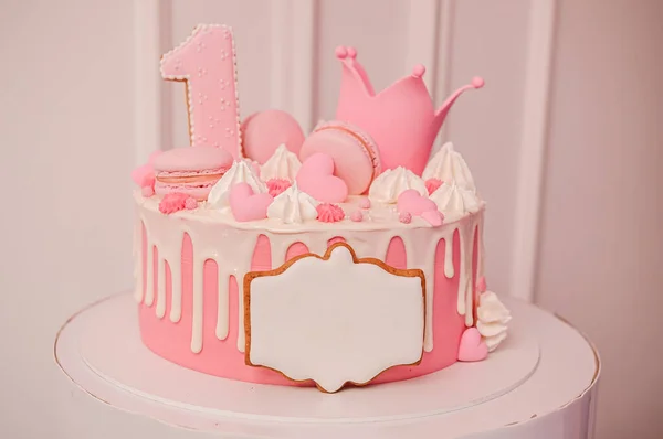 スタンドにピンクのケーキ 子供の誕生日を祝う お祝いのビュッフェ — ストック写真
