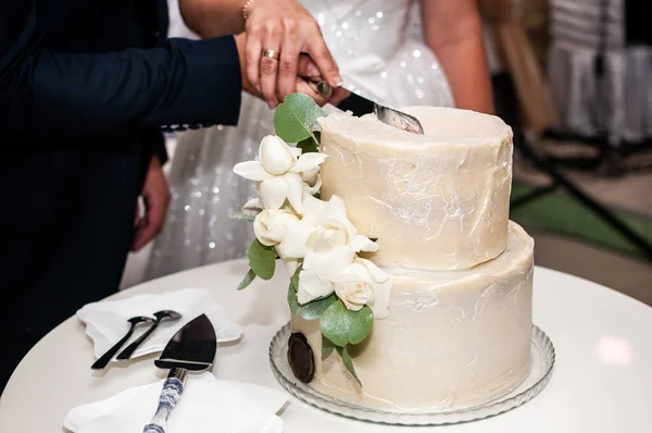 結婚式のケーキ ウェディングビュッフェ バラで飾られたケーキ — ストック写真