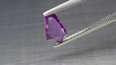 Gri arka planda doğal mor ametist.