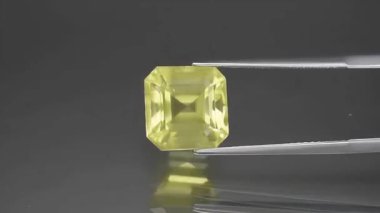 Gri arkaplanda doğal sarı sitrin kuvars