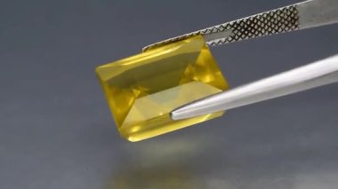 Gri arkaplanda doğal sarı sitrin kuvars