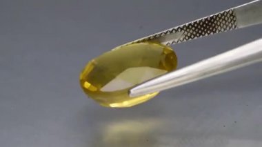 Gri arkaplanda doğal sarı sitrin kuvars