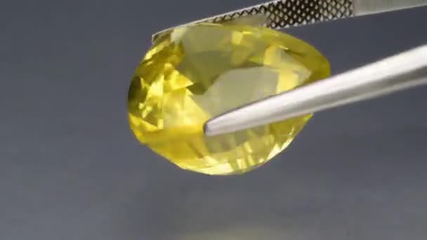Natürlicher Gelber Zitronenquarz Auf Grauem Hintergrund — Stockvideo