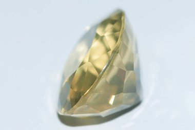 Gri arka planda doğal sarı sitrin.