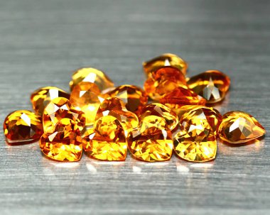 Gri arka planda doğal sarı sitrin.