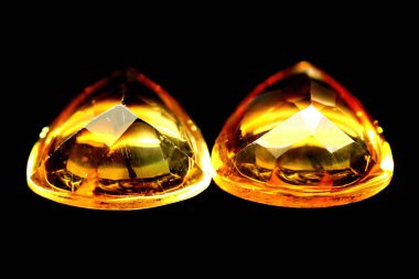 Siyah arka planda doğal sarı sitrin.