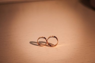 Masada altın alyanslar var. Düğün aksesuarları