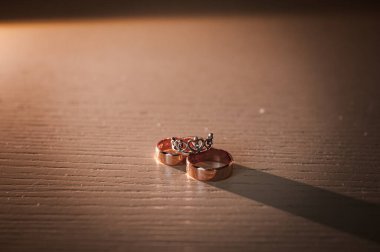 Masada altın alyanslar var. Düğün aksesuarları